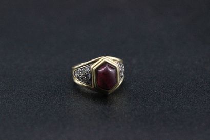 null Yellow gold ring decorated with a red stone surrounded by diamonds. PB: 12 ...
