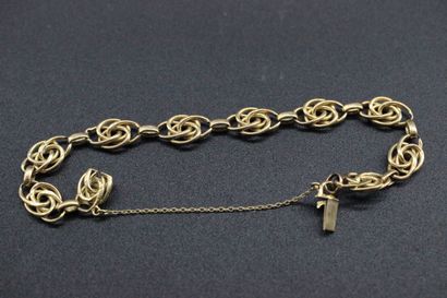 null Yellow gold bracelet decorated with interlaced ovals. 10,85 grs