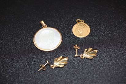 null Yellow gold lot including 2 medals in yellow gold and mother-of-pearl and a...