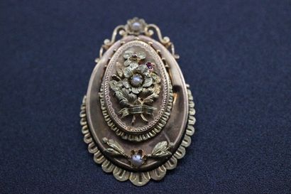 null Brooch in yellow gold decorated with 3 pearls. PB: 6,40 grs