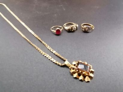 null Yellow gold lot including small rings, chain, pendant with citrine. PB: 20 ...