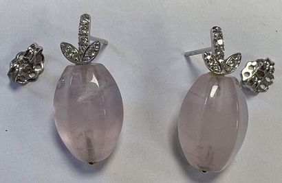 null Pair of earrings in white gold 750°/.(18K) 8g50 set with two pink quartz surmounted...