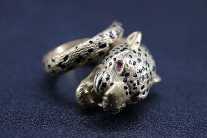 null Yellow gold ring forming a cheetah head, the eyes in red stones. PB : 15,7 grs....