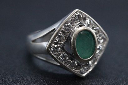 null White gold ring set with a green stone in a diamond circle. PB: 12,85 grs. TDD...