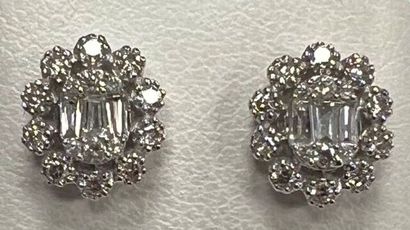 null Pair of earrings in white gold 750°/.(18K) 2g35 set with modern cut diamonds...