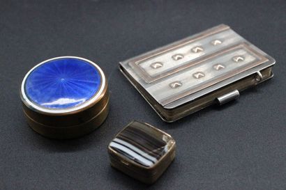 null Lot including a blue enamelled metal box, metal and agate pill box (accident),...