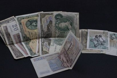 Set of foreign currency bills