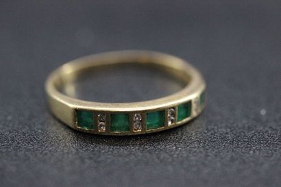 null Semi-American wedding band in yellow gold with green stones and small diamonds....