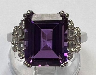 null Ring in white gold 750°/.(18K) 4g80 set with an emerald-cut Amethyst calibrating...