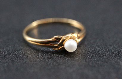 null Yellow gold ring with a pearl. PB: 1,47 grs