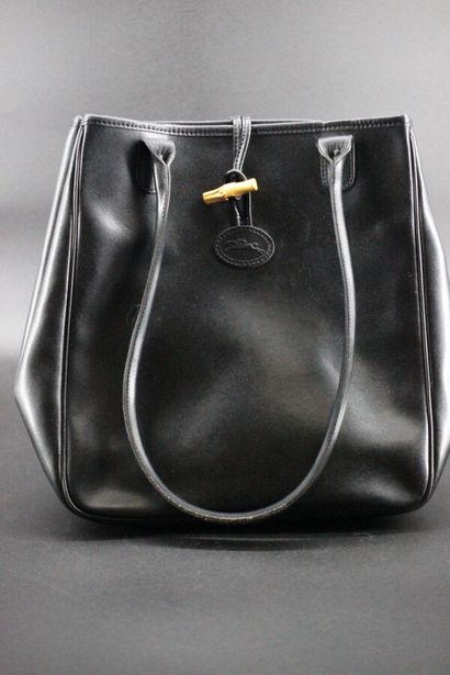 null LONGCHAMP- Black leather reed handbag with dustbag. 30 x 28 cm, used condit...