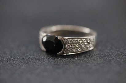 null White gold ring paved with diamonds and decorated with an oval sapphire. PB:...