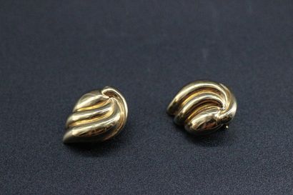 null Pair of ear clips in yellow gold stylizing a shell. 5,58 grs