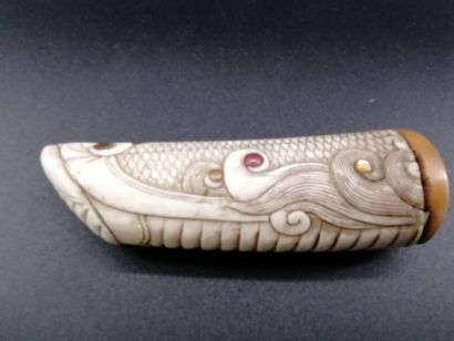 null Carved bone handle decorated with hard stones. L 12 cm