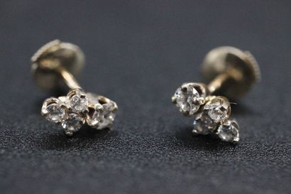 null Pair of white gold earrings, each with a diamond in the upper part and 3 rhinestones....