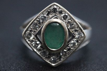 null White gold ring set with a green stone in a diamond circle. PB: 12,85 grs. TDD...