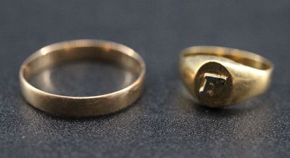 null Set including a signet ring monogrammed F and a yellow gold wedding ring. 4,47...