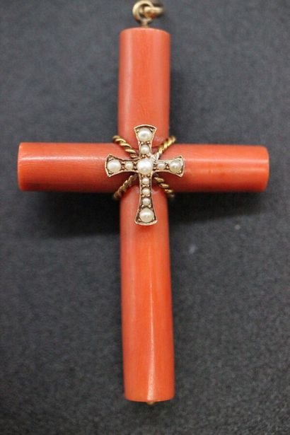 null Coral cross enhanced by another cross belted in gold and pearls. 12 grs
