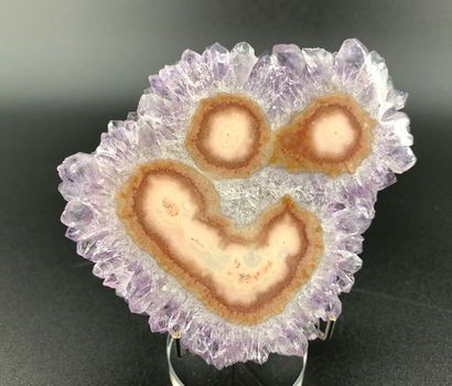 null Agate and smiley amethyst
Brazil
Dim. max 10 x 8,2 cm

What an expressive smile!...