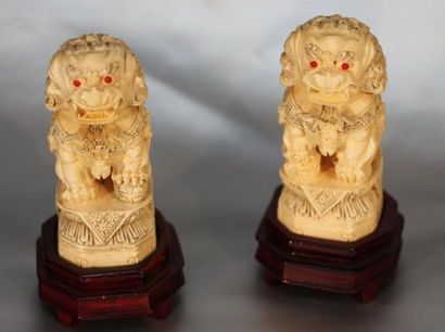 CHINE Paire de lions en ivoire sculpté. H 10