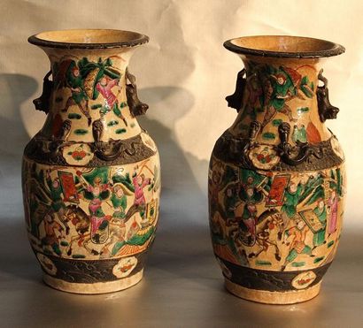 CHINE Paire de vases en porcelaine de Nankin. H: 33 cm