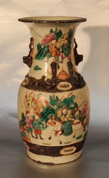 CHINE Vase en porcelaine de Nankin. H 34 (petites égrenures au talon)