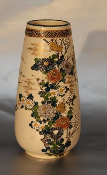 JAPON Vase pyriforme en faïence de Satsuma à décor de branches de prunus. H 21