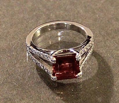 null Bague en or gris avec un diamant de 0,35 ct ornée en son centre d'une tourmaline...