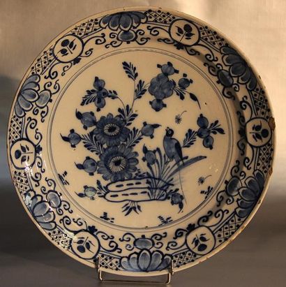 DELFT Plat en faïence à décor floral en camaïeu de bleu. XVIIIème siècle