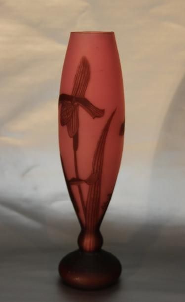 RICHARD Vase en verre multicouche dégagé à l'acide à décor d'un lys sur fond rose....