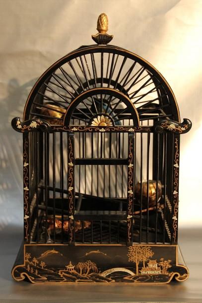 null Cage à oiseaux en bois laqué noir et or, décor dans le goût chinois. Elle repose...