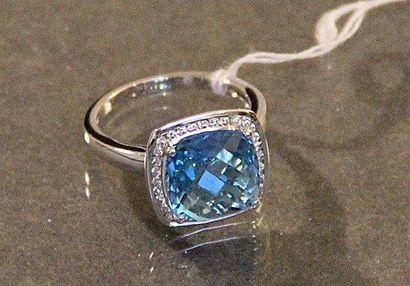 null Bague coussin en or blanc ornée d'une topaze bleue coussin facetée de 5,7 cts...