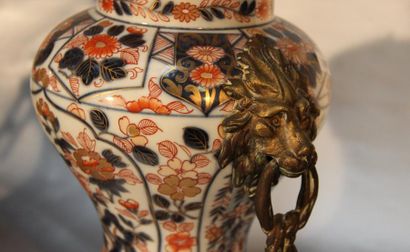 BAYEUX Paire de lampes à pétrole en porcelaine à décor Imari, les anses en mufles...