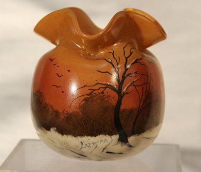 LEGRAS Vase en verre émaillé à col pincé à décor d'un paysage enneigé. H 10,5