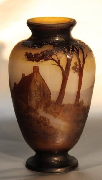 GALLE EMILE Vase en verre multicouche dégagé à l'acide à décor d'une maison dans...