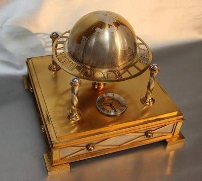 BOIN TABURET Pendule globe terrestre en bronze patiné (mouvement à revoir)