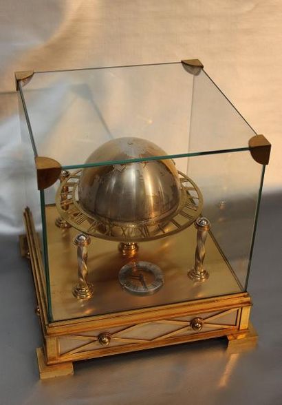 BOIN TABURET Pendule globe terrestre en bronze patiné (mouvement à revoir)