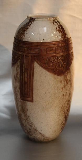 LEGRAS Vase en verre à decor marmoréen. H 39