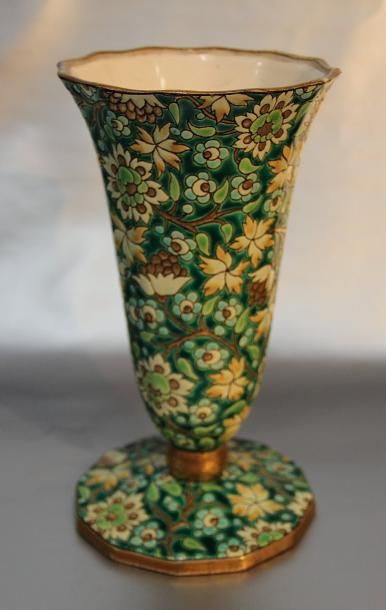 LONGWY Vase cornet en emaux à décor floral. H 25