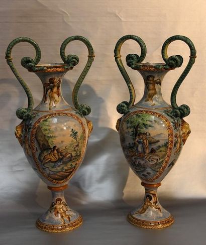 null Paire de vases de forme amphore en faïence à décor polychrome.