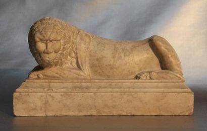 null Groupe en marbre blanc représentant un lion couché sur une terasse. XIXème ...
