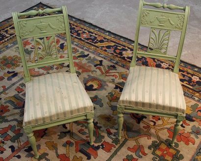 null Paire de chaises en bois laqué vert à dossier renversé ajouré à décor de palmettes,...