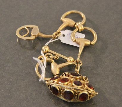 Bracelet en métal doré orné d'un pendentif...