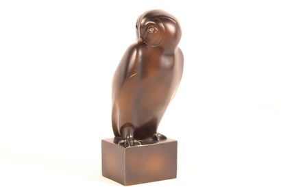  Heavy composite sculpture in imitation bronze featuring an owl on a rectangular... Gazette Drouot