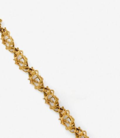 JEAN VENDOME Bracelet articulé en or jaune stylisé. Poinçon de maître. Poids brut:... Gazette Drouot