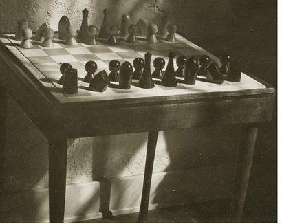 Man Ray Ajedrez, Chessmen, c. 1942-43. Gelatina de plata, 20 x 24, 5 cm., sello húmedo... Gazette Drouot