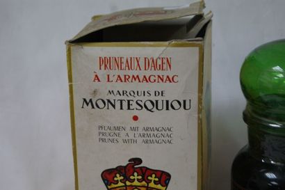 null Bouteille de prunes à l'Armagnac. Dans sa boîte.