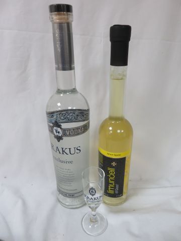 null Lot de 2 bouteilles : une vodka Krakus (avec son verre) et une de Limoncell...