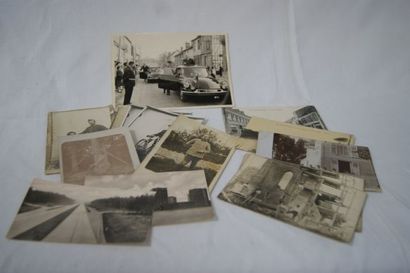 null Lot comprenant des cartes postales anciennes et une reproduction de photo figurant...