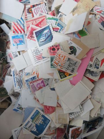 null MONDE Fort lot de timbres en vrac.
